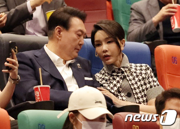 尹 대통령·김건희 여사 '브로커' 관람..팝콘 먹으며 오붓한 모습