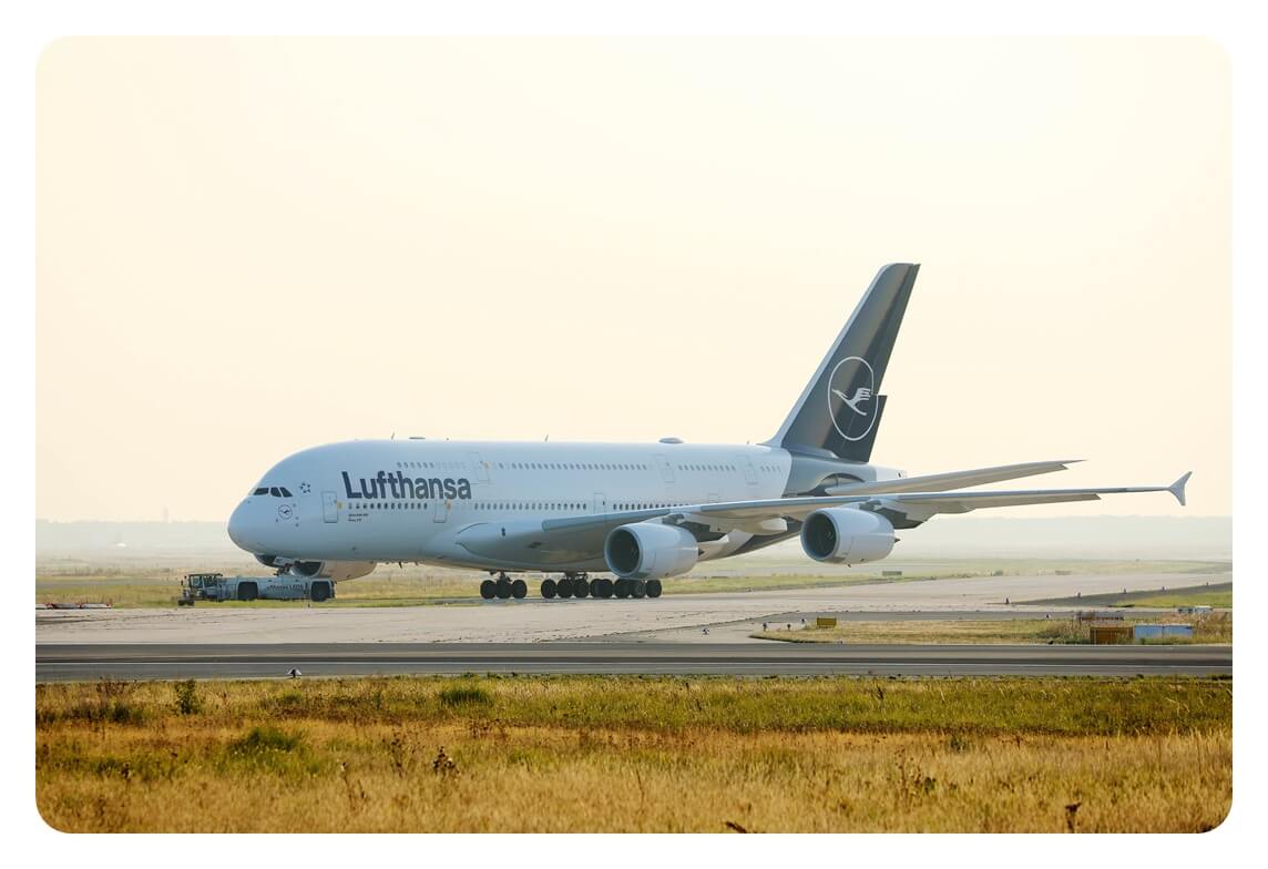 루프트한자 Lufthansa의 A380-800 여객기가 비행을 하고 있는 모습을 찍은 사진