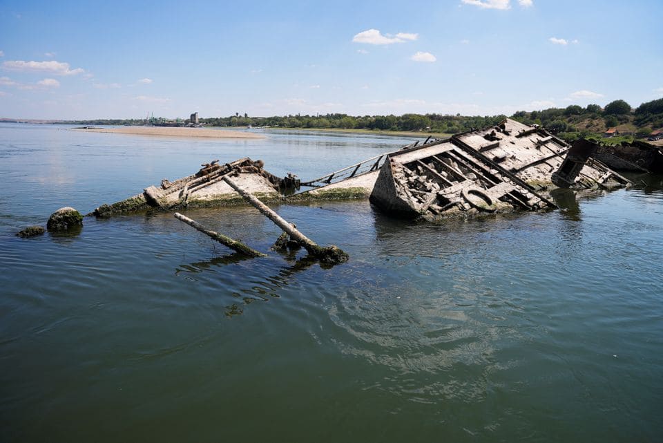 가뭄으로 수면 위로 드러난 2차 세계대전 독일 전함들 VIDEO: Low water levels on Danube reveal sunken WW2 German warships