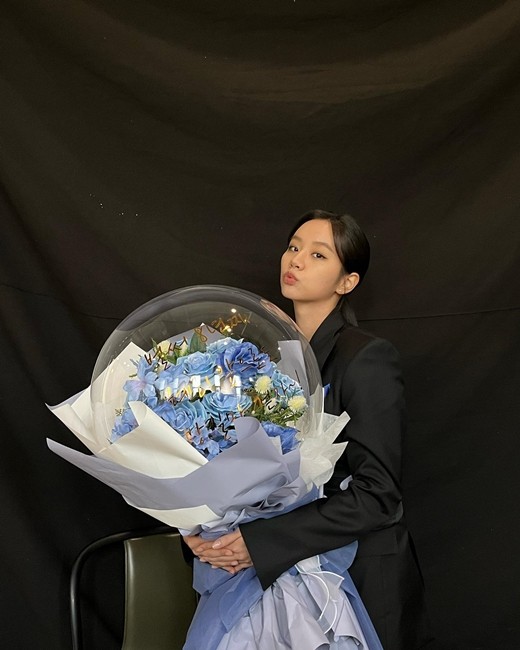  혜리에게 파란 꽃다발을 안긴 사람은?  "8년째" [사진]
