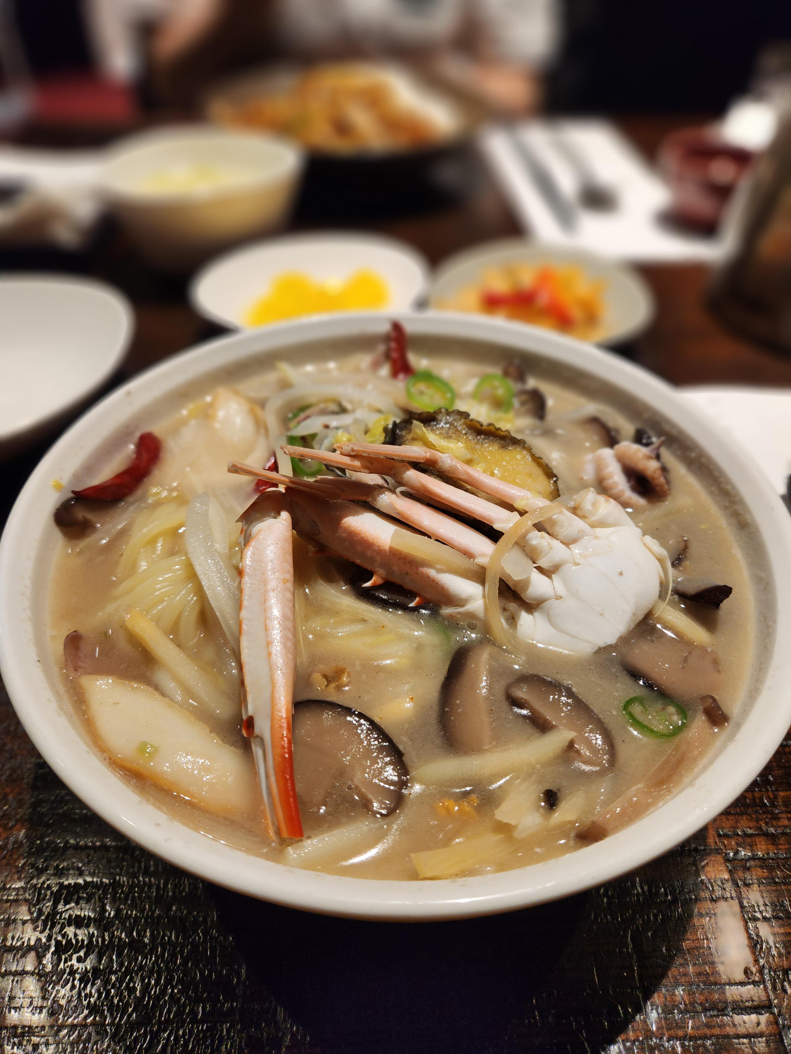 꽃게와 통 전복 한 마리 그리고 해삼을 비롯한 각종 해산물이 들어간 영양가득 한 그릇!! 국물이 정말 진하고 맛있었습니다^^
