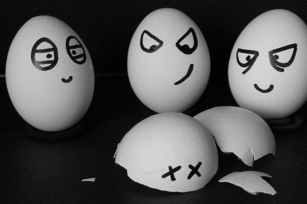 흰 계란에 화난 표정을 그린 사진