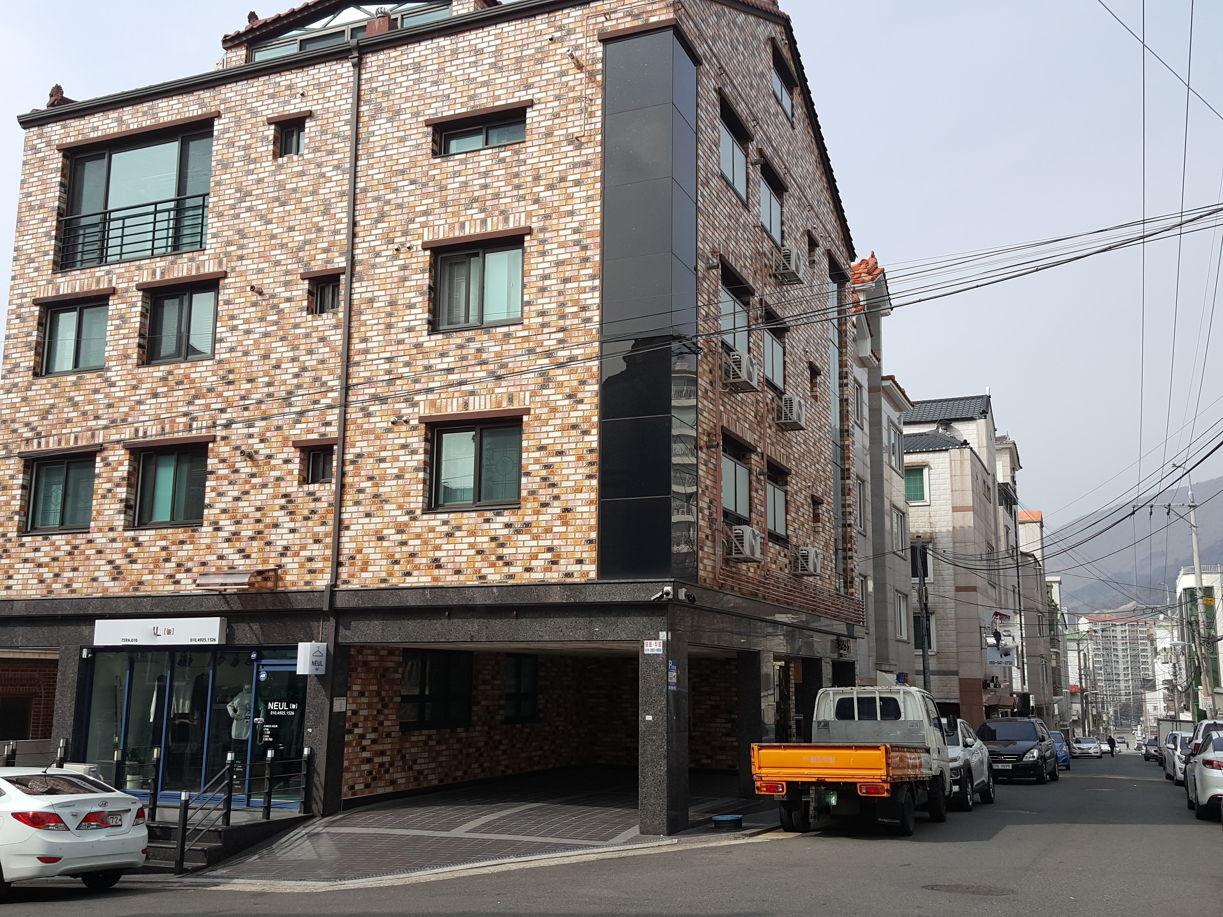  (물번 203) 창원진해 중심가 근처 모퉁이 각지 4층 원룸 통건물 (대지 72평)  매매합니다.