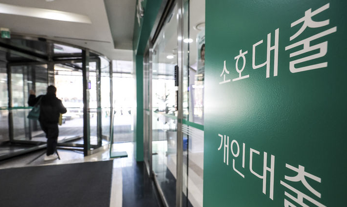 은행 대출창구 사진입니다.