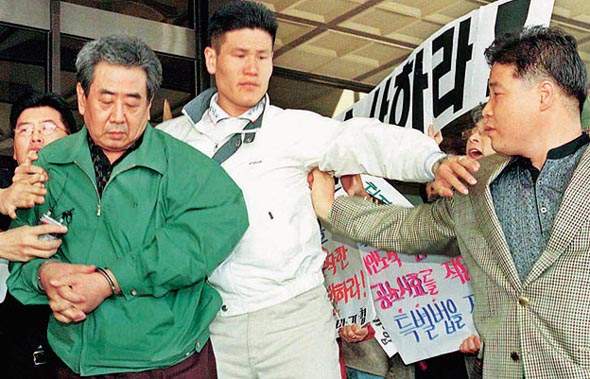 이근안 도피 생활 및 자수