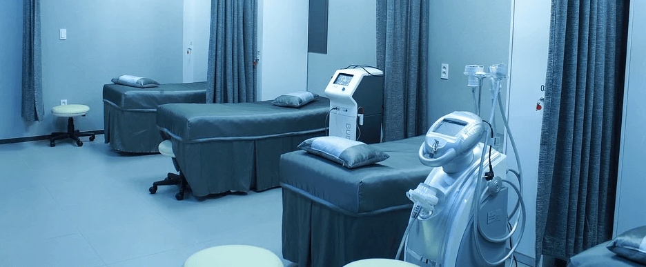 병원 응급실의 내부에 침대 세개가 놓여 있다