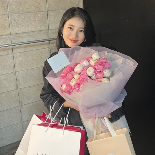  "누가 꽃이지?" 서른 앞둔 수지, 여전히 '국민 첫사랑' [사진]