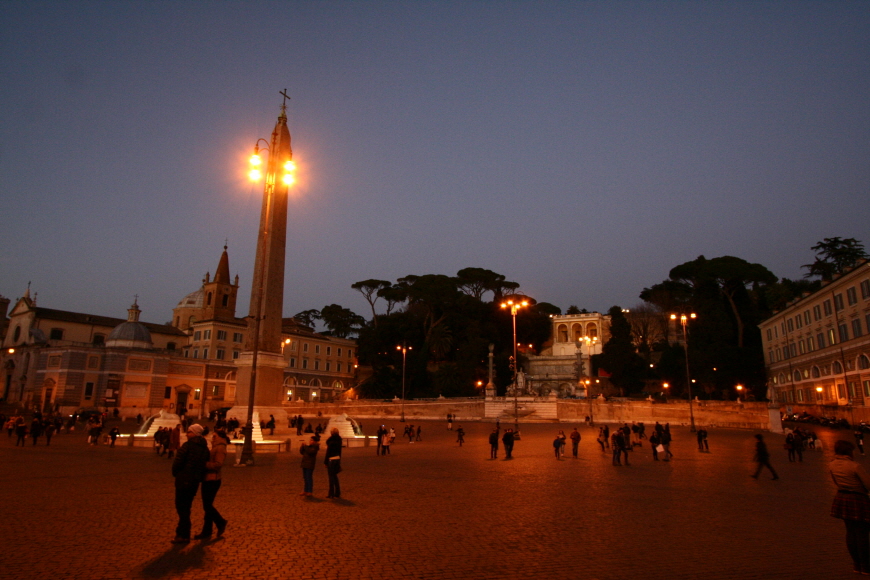 로마-포폴로광장-오렌지빛-야간조명