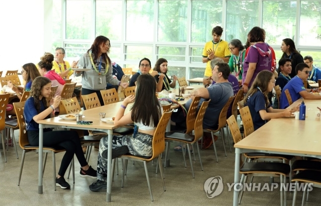 '대전에서의 마지막 식사'
(대전=연합뉴스) 이주형 기자 = 2023 새만금 세계스카우트잼버리에서 퇴영해 대전 서구 대전과학기술대에 머물렀던 브라질 단원들이 12일 오전 퇴소를 앞두고 아침 식사를 하고 있다.
이들은 이날 인천공항을 통해 본국으로 귀환하고 일부는 서울과 대전에 남아 1∼2일가량 한국 관광을 이어간다. 2023.8.12 coolee@yna.co.kr