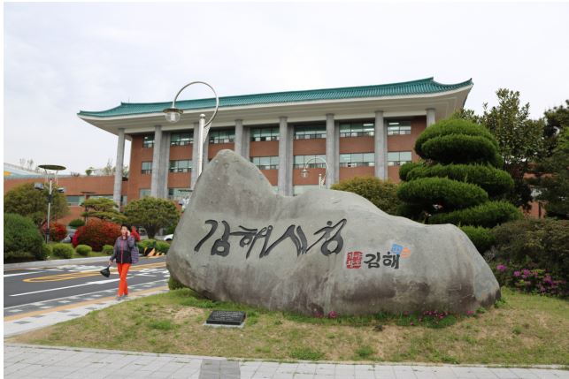  남자 꽁지머리 김해시 공무원