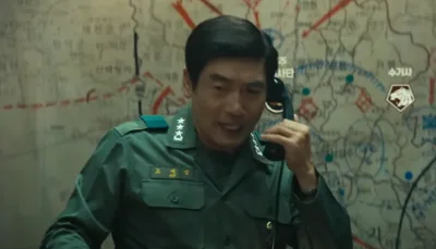 군복을 입고 전화를 받고 있는 영화 서울의 봄에서 고재영을 연기하는 박원상