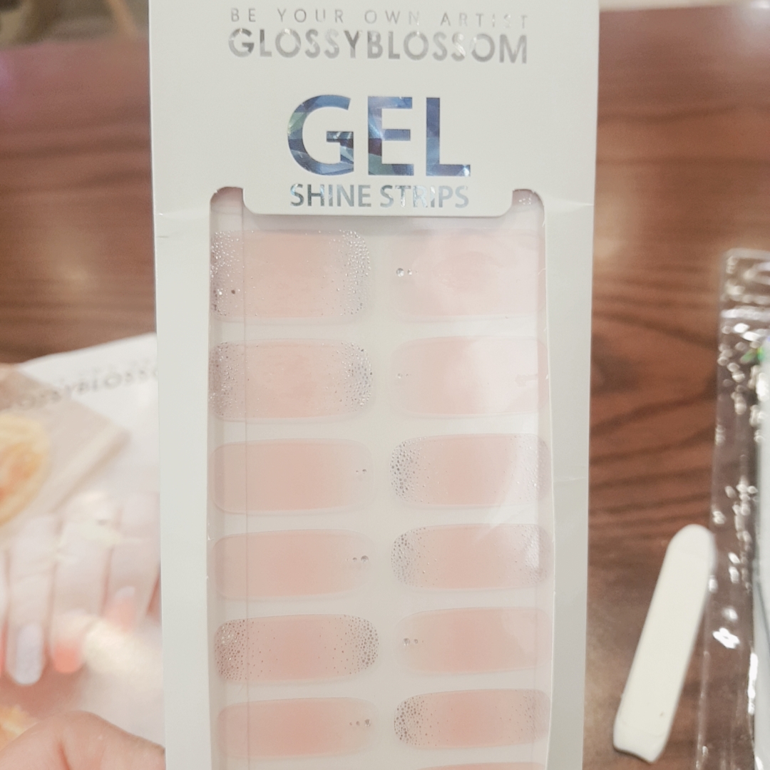  글로시블라썸 - 젤네일 스티커로 은은한 살구빛 손톱으로 변신! [셀프네일] 쉽고 간단해서 누구나 어디서든 1분안에 뚝딱! 마술처럼 순식간에 예쁜손톱변신~ 사용찐후기  ^^ 여름네일추천!!