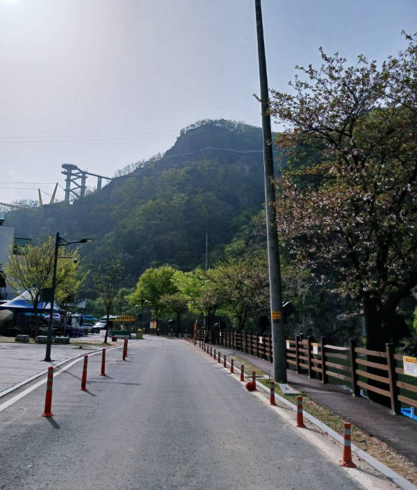 뒤를 돌아 소금산을 보다