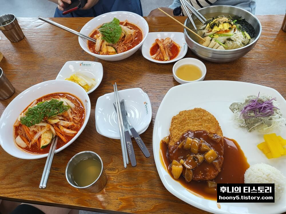 테이블 음식 모습(잔치국수&#44;비빔국수&#44;통등심돈까스)