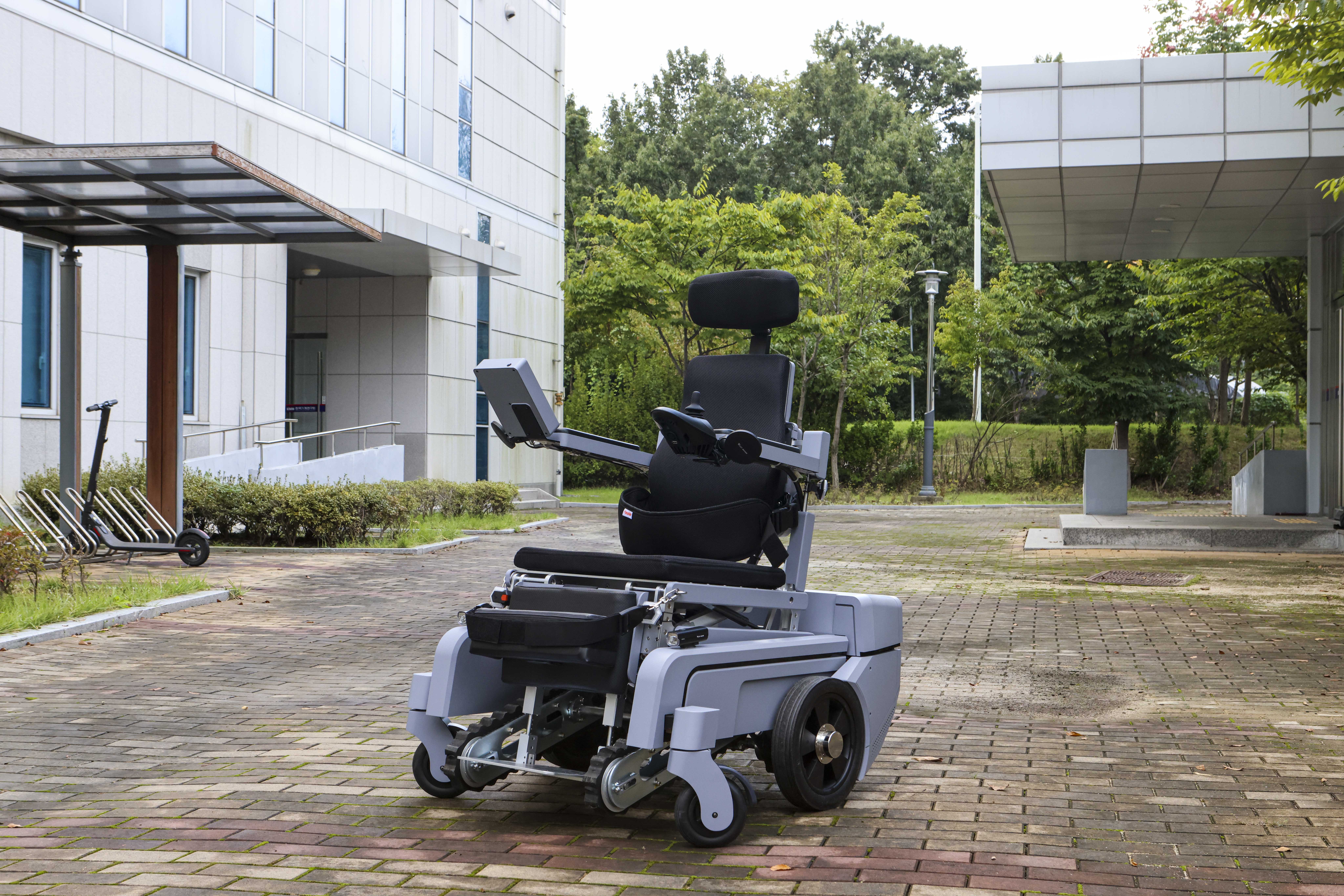 기계연&#44; 계단 이동 돕는 로봇 휠체어 기술 세계 최초 개발