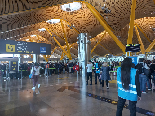 마드리드 공항에서 입국심사를 기다리는 사람들