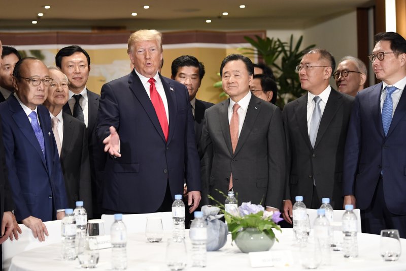 지난 2019년 6월 30일 도널드 트럼프 당시 미국 대통령이 서울 중구 하얏트 호텔에서 한국을 대표하는 주요 그룹 총수들과 만나고 있는 모습. 이날 간담회에는 이재용 삼성전자 회장, 정의선 현대차그룹 회장, 최태원 SK그룹 회장, 신동빈 롯데그룹 회장 등이 참석했다.