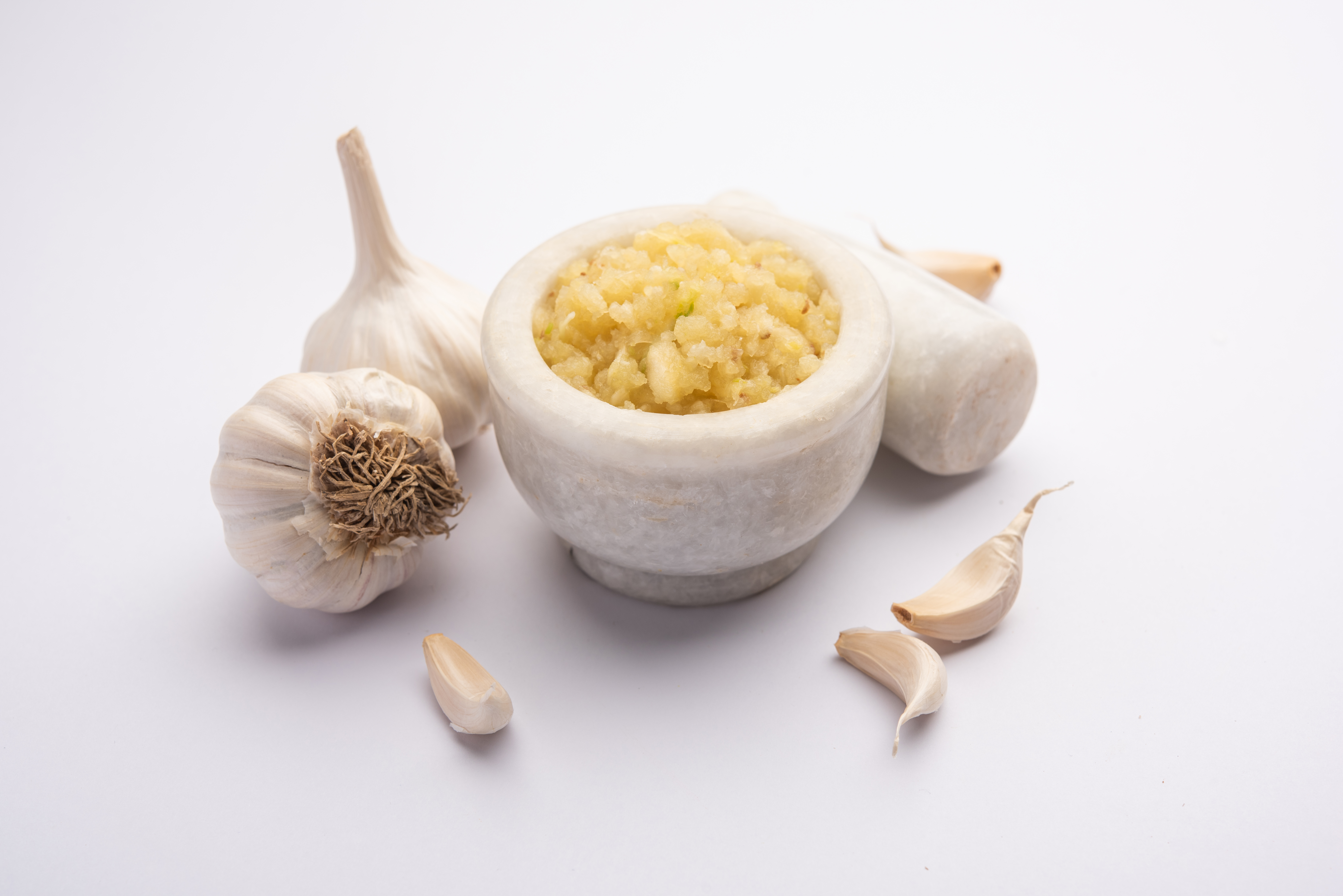 garlic-paste-lahsun-puree-with-raw-whole-isolated-white-background-selective-focus