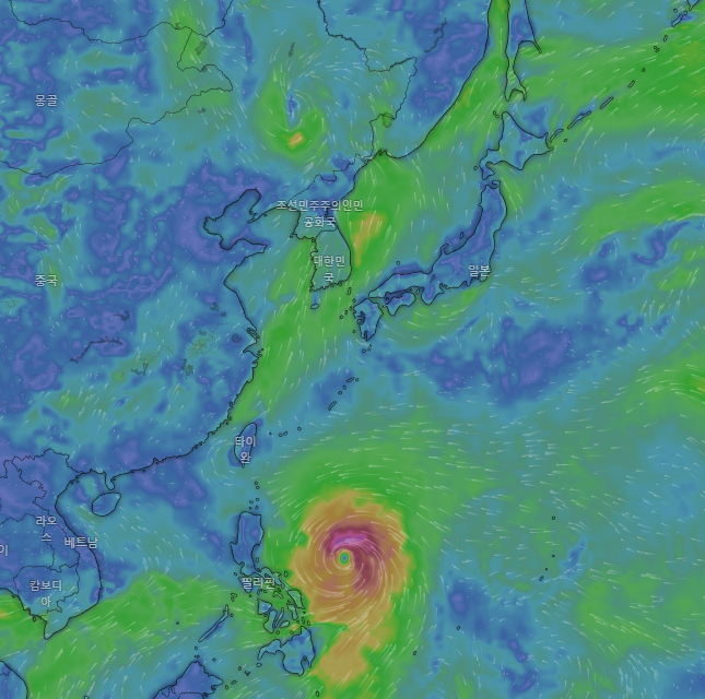 대한민국과 중국 그리고 필리핀 부분이 보이는 동아시아부분의 지도가 보이며 바람의 방향을 작은 화살표로 표시되고 있다. 필리핀 동쪽 부분에 2023년 5호 독수리 태풍이 형성되는 걸 예측한 기상정보이다.