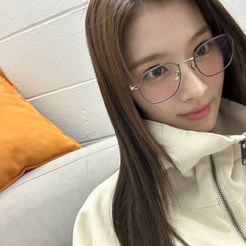  트와이스 사나 안경 인스타그램
