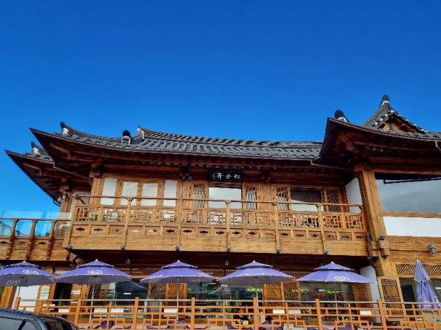 은평구 한옥마을의 CU 편의점 모습인데 역시 한옥이다.