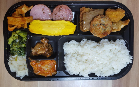  푸짐한 'CU 12가지 반찬 편의점 도시락' 으로 상다리 휘어질테니 조심하세요.