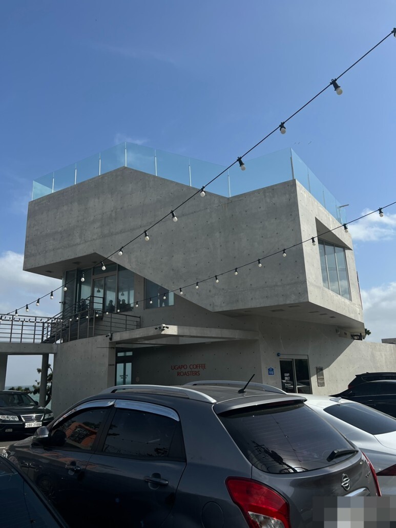  울산 주전바다뷰 카페 추천!벚꽃길 따라 드라이브하다가 다녀온 '우가포커피로스터스' | 메뉴추천&포토스팟