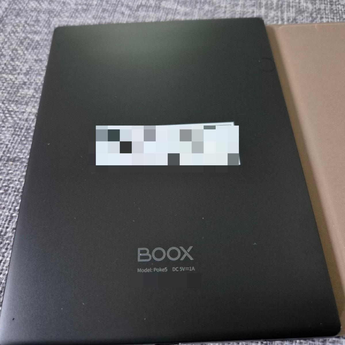 이북 리더기 오닉스 포크5 의 뒷모습