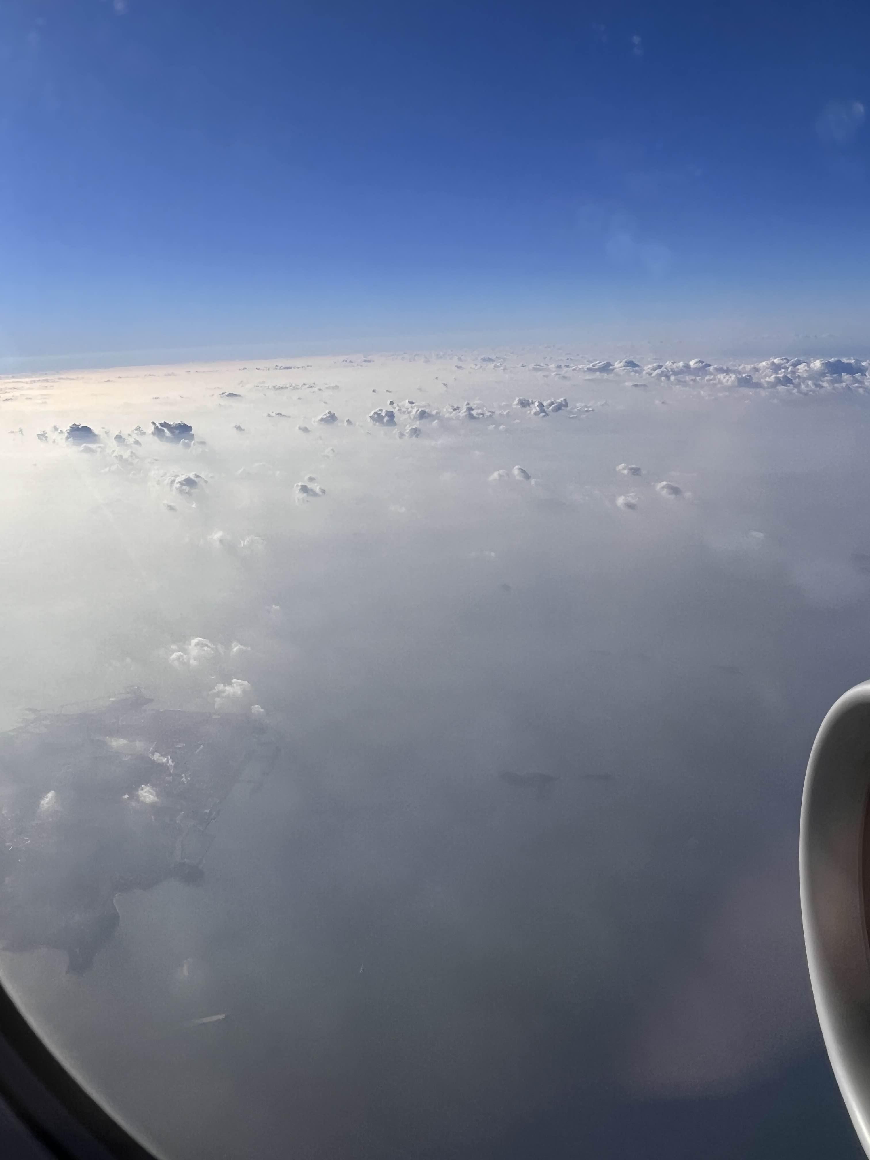 일본가는 비행기에서 찍은 구름