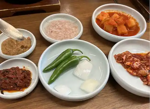 돼지국밥과 같이 나온 기본 반찬들
