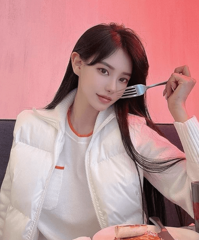 김시원이 식당에서 포크를 얼굴높이 까지 들고 있다.