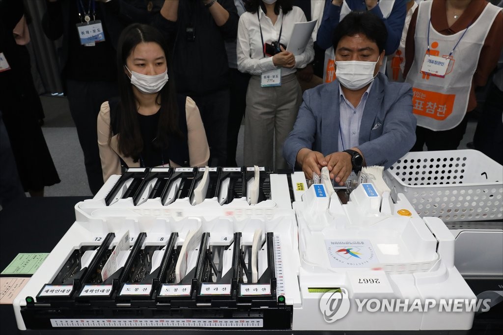  선관위, 직원 투표지 투입 영상 불법 주장은 사실 아냐