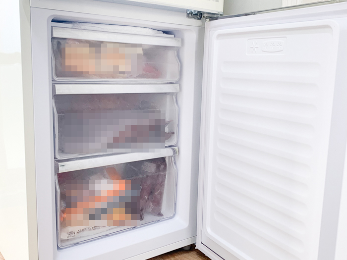 냉장고 하부 냉동실을 열어둔 모습
