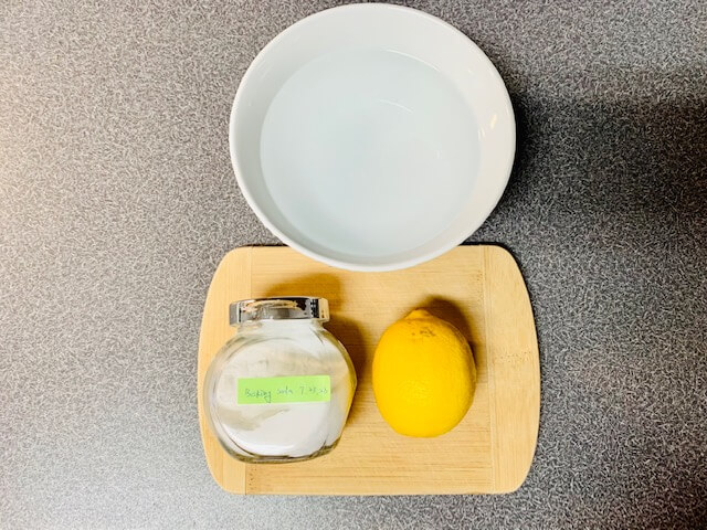 흰 그릇에-물-도마 위-레몬과-베이킹소다가-보이는-모습