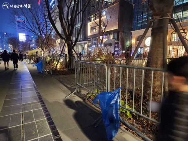 광화문광장 곳곳에 파란색 쓰레기 봉투가 비치되어 있다. ⓒ윤혜숙