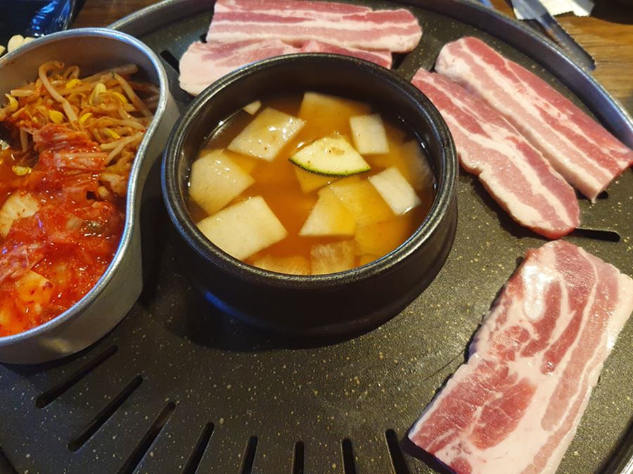 불판에-올려진-고기