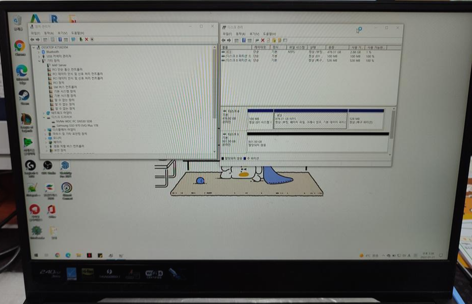윈도우 부팅 후 장치관리자에서 모델명을 확인하고 디스크 관리자에서 용량을 할당하고 있습니다.