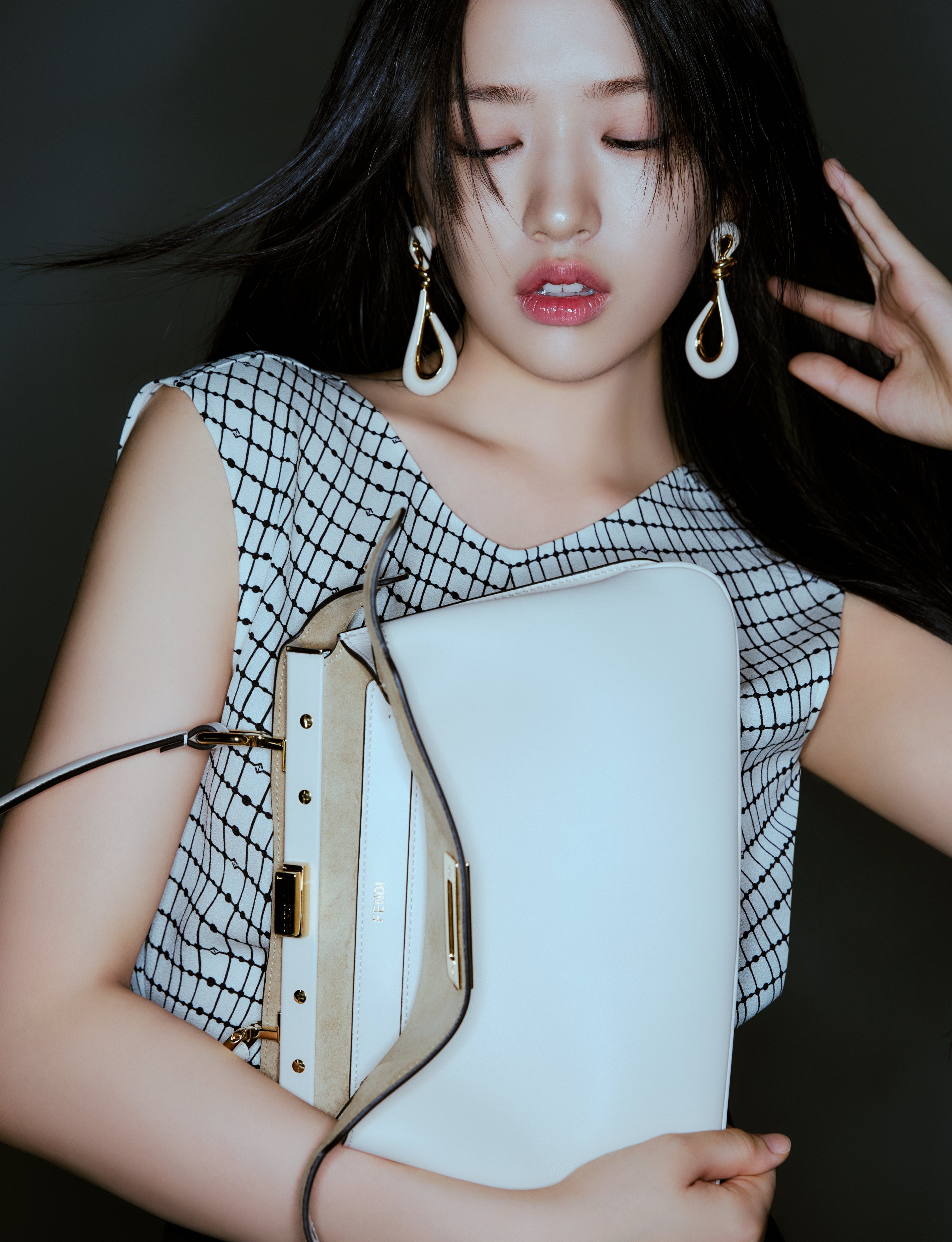 안유진 펜디 화보 4