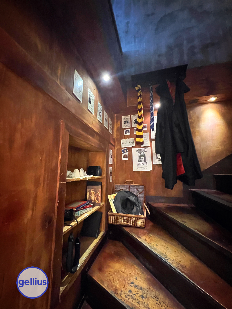 그리네 카페 1층 계단&#44; 해리포터 굿즈
