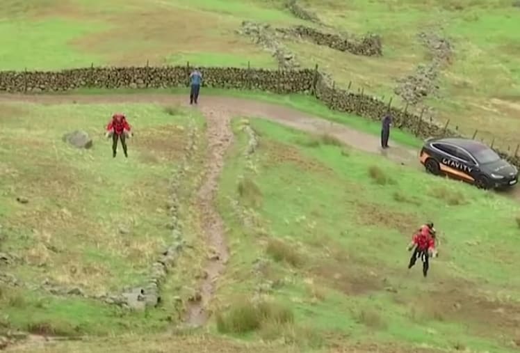  응급 재난 구조 '제트 슈트' 하늘을 나르다 Jet suit paramedic battles wind and rain in UK mountain training