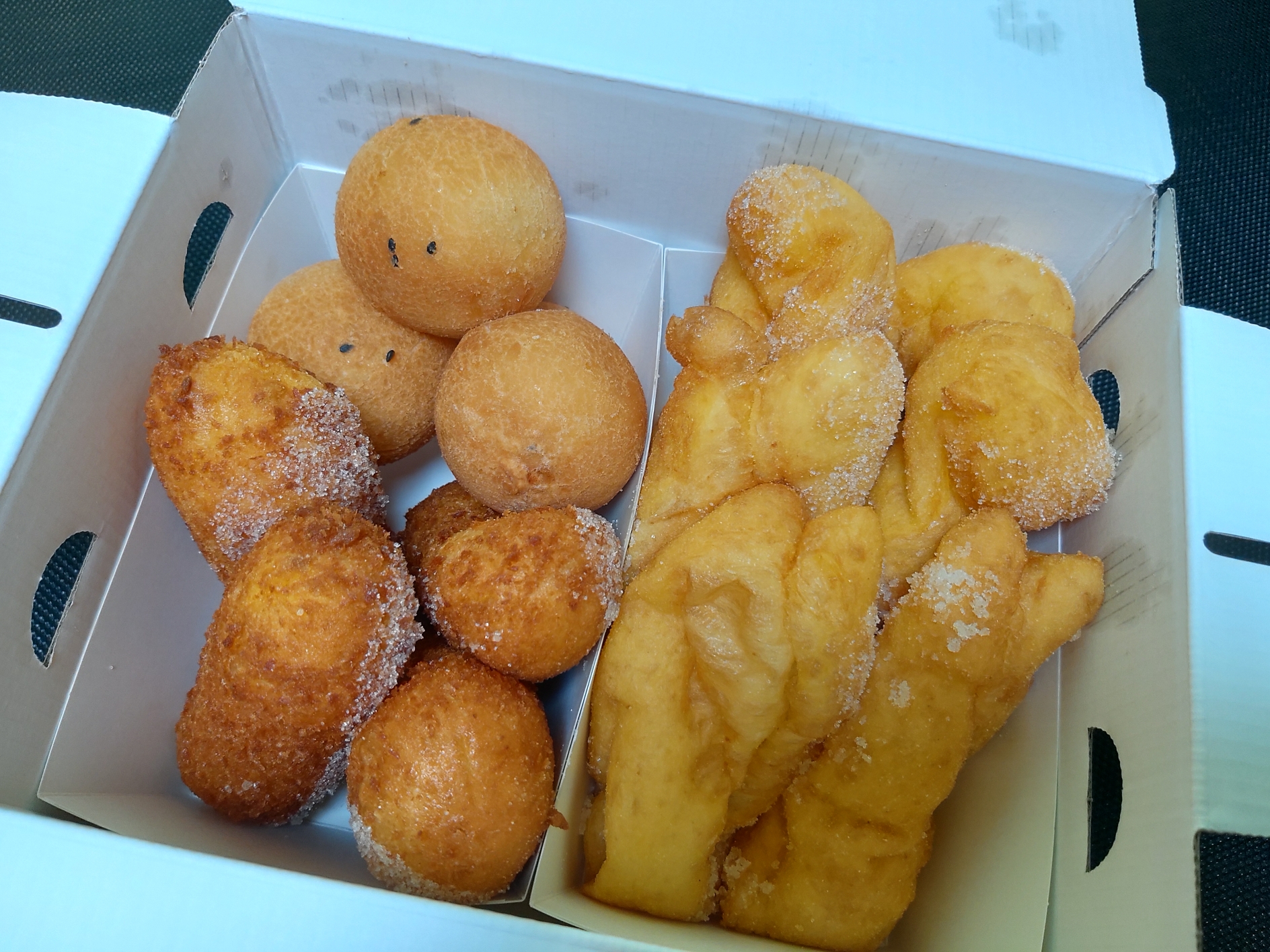 상자에 포장된 꽈배기와 도넛