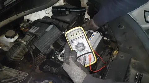 자동차 배터리 전압 측정하는 방법과 정상 범위 수치