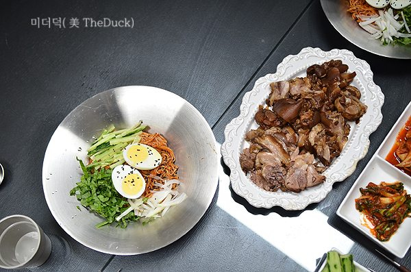 비빔국수는 고기랑 먹으면 맛있어요