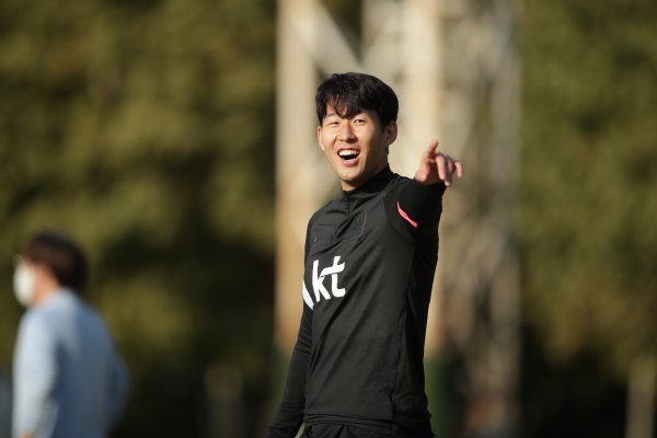  한국축구 지옥에서 구한 '캡틴' 손, 이란 원정 악몽 격파도 '내 손'으로