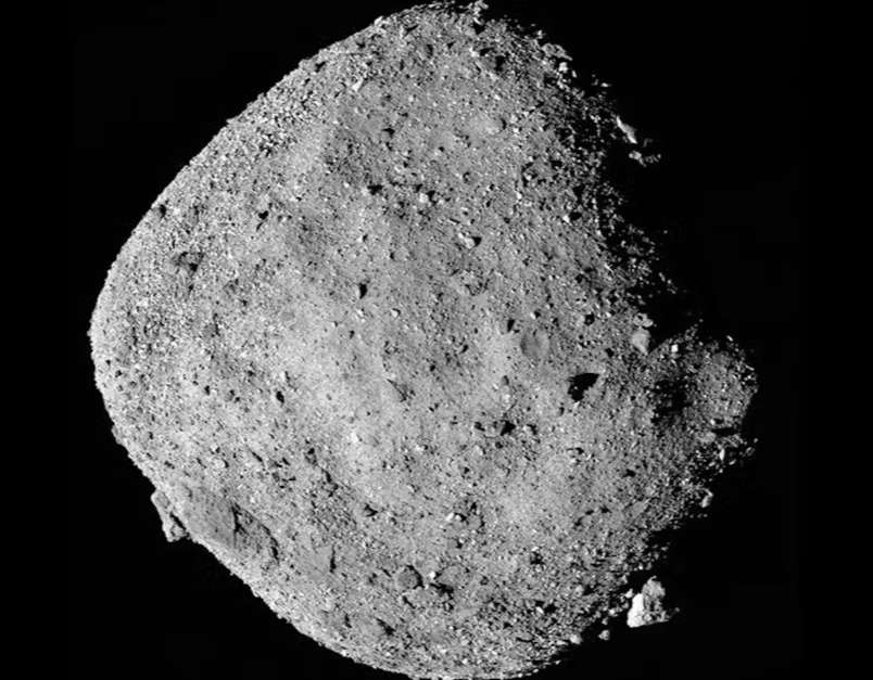 NASA의 시료 귀환 우주선 오시리스-렉스(OSIRIS-REx)에서 촬영한 탄소질 근지구 소행성 베누(Bennu)의 모습이다. ⓒ NASA