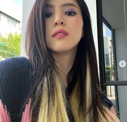  한소희, 보라색 섀도를 소화하는 美친 미모! 비대칭마저 매력 [사진]