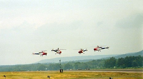 헬리콥터 현악 사중주 세계 초연에 사용된 헬리콥터들의 이미지입니다.