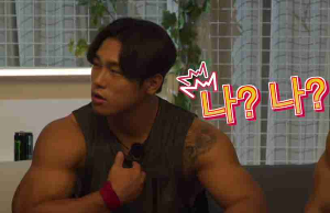윤성빈 앉아 있는 사진 - 출처 넷플릭스-