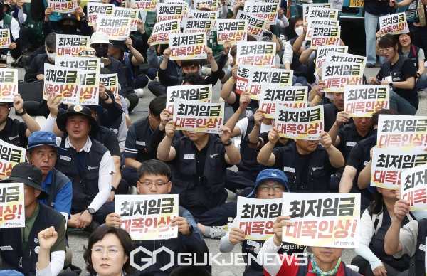 (2025년 최저임금) 최저임금 인상 시위