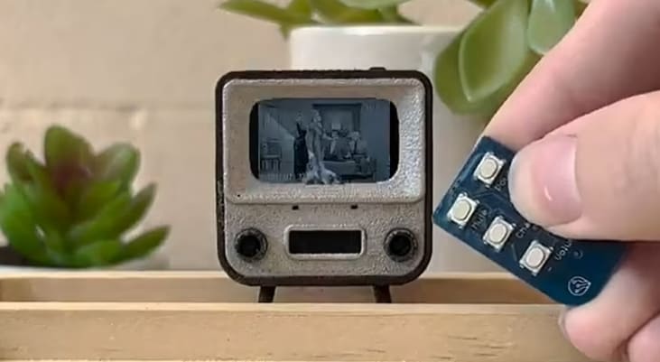 세계에서 가장 작은 TV를 지향하는 스타트업 World&#39;s smallest TV device is same size as postage stamp